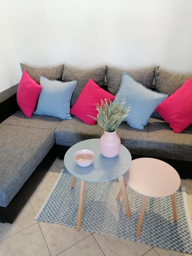 Apartments Iris Марина Екстериор снимка