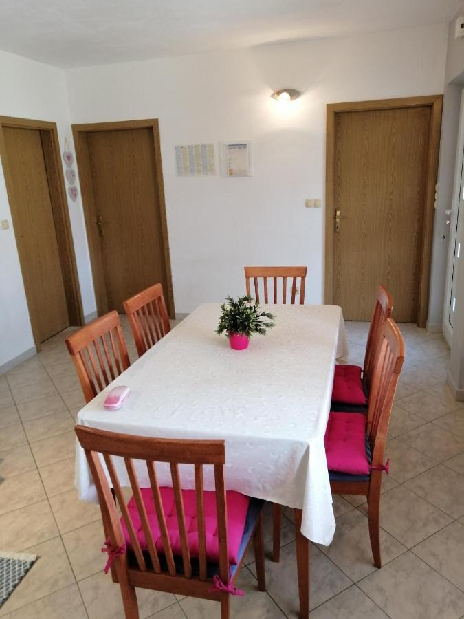 Apartments Iris Марина Екстериор снимка