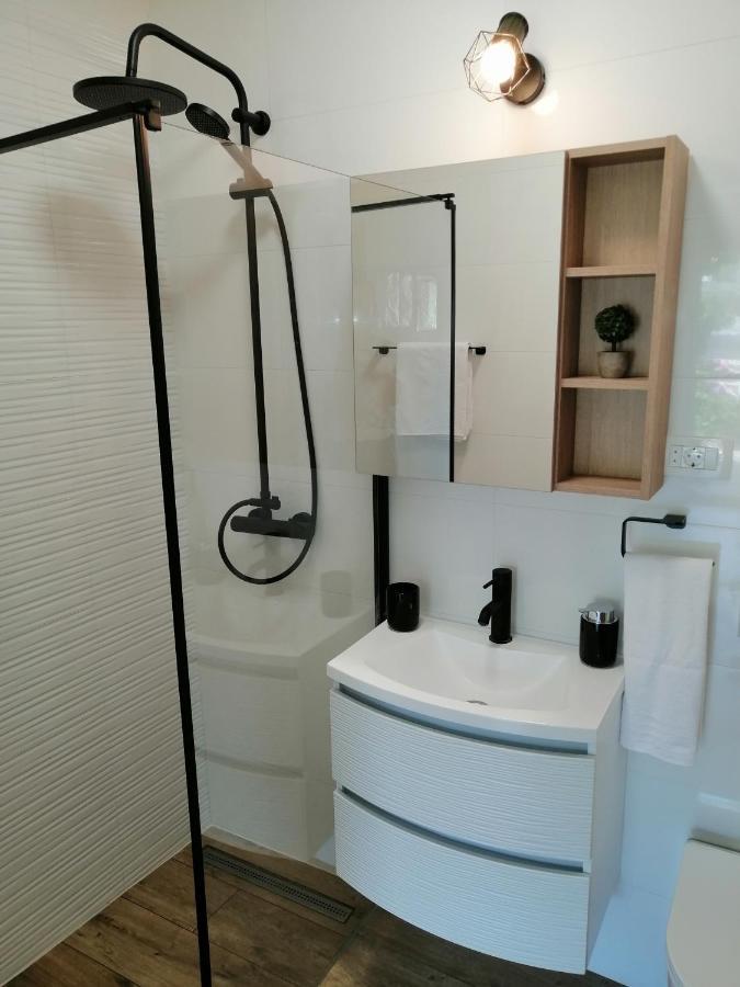 Apartments Iris Марина Екстериор снимка