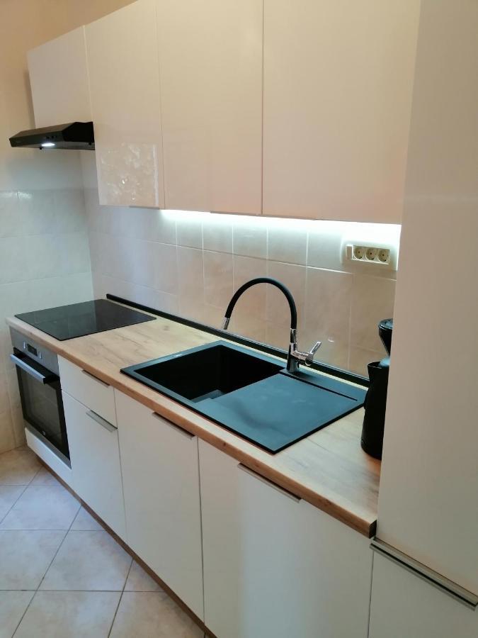 Apartments Iris Марина Екстериор снимка