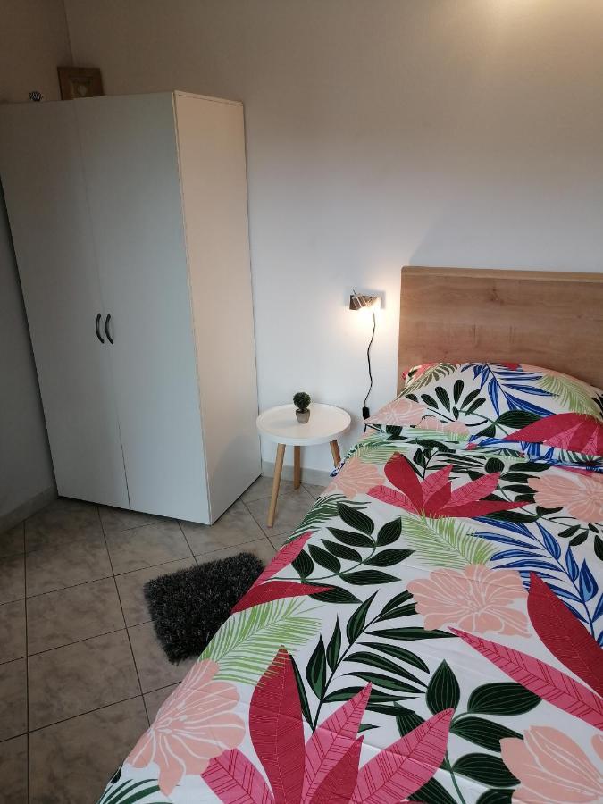 Apartments Iris Марина Екстериор снимка