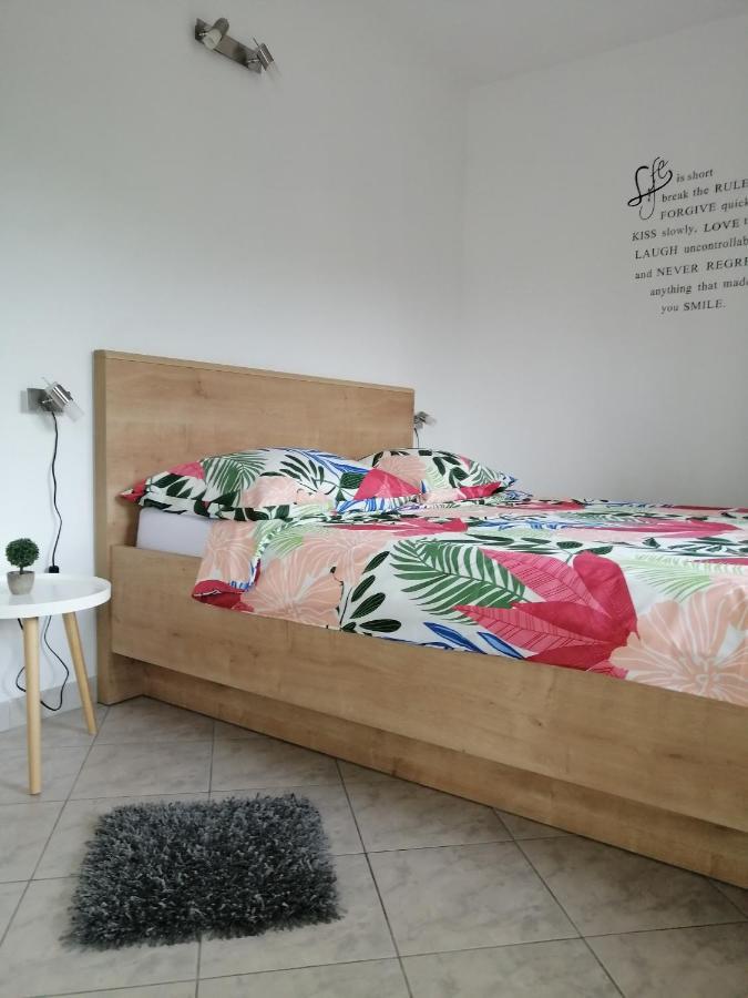 Apartments Iris Марина Екстериор снимка