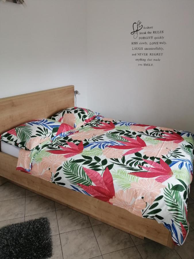 Apartments Iris Марина Екстериор снимка